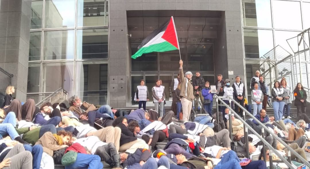 وقفة لمئات الصحفيين الفرنسيين تنديدا باستشهاد زملائهم الفلسطينيين فى غزة