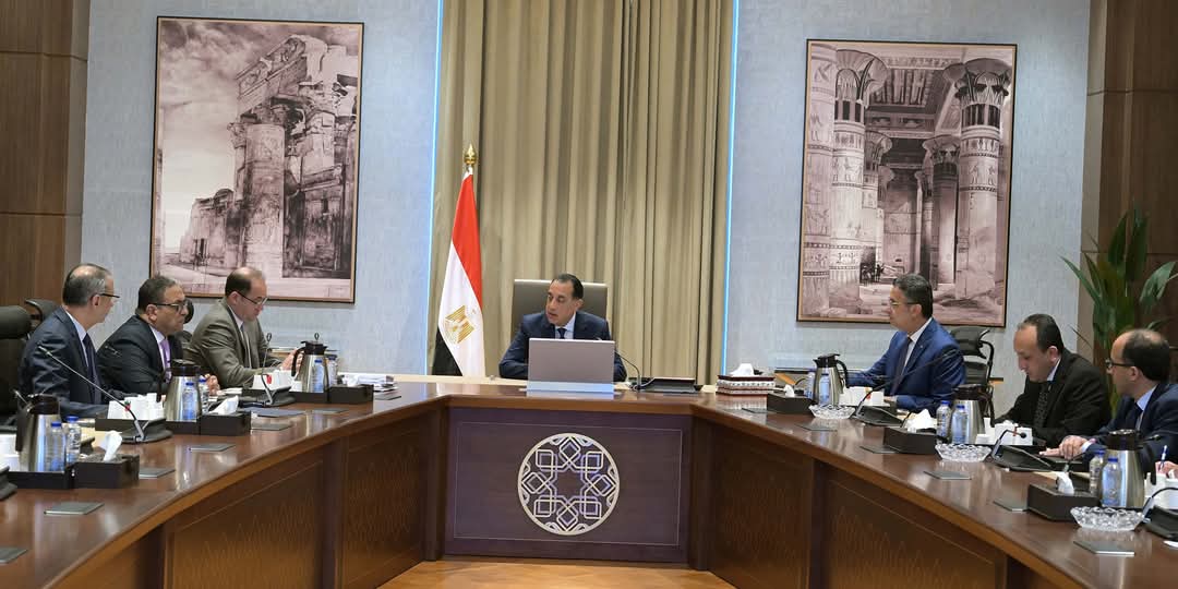 مدبولى يطمئن على توافر السلع التموينية وصرف مستحقات موردى القمح