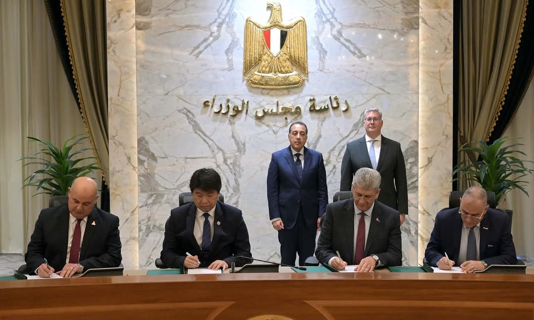 توقيع عقود مشروع مجمع البحر الأحمر للبتروكيماويات بالعين السخنة