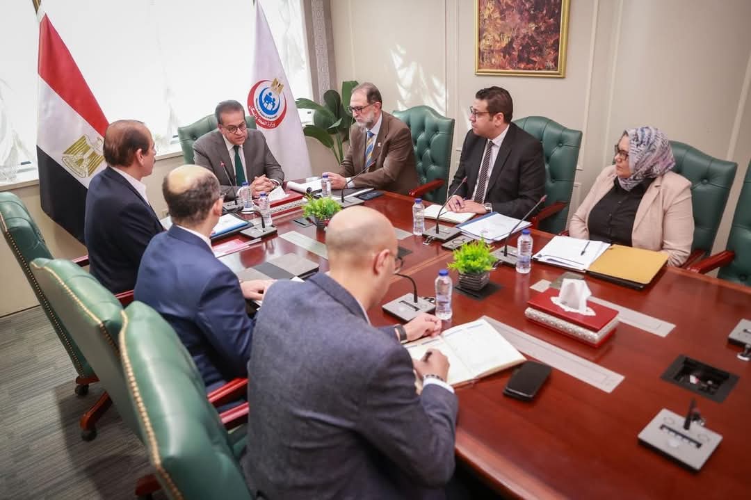 وزير الصحة يناقش مع رئيس سلامة الغذاء الاشتراطات الخاصة بسلامة المنتجات الغذائية 