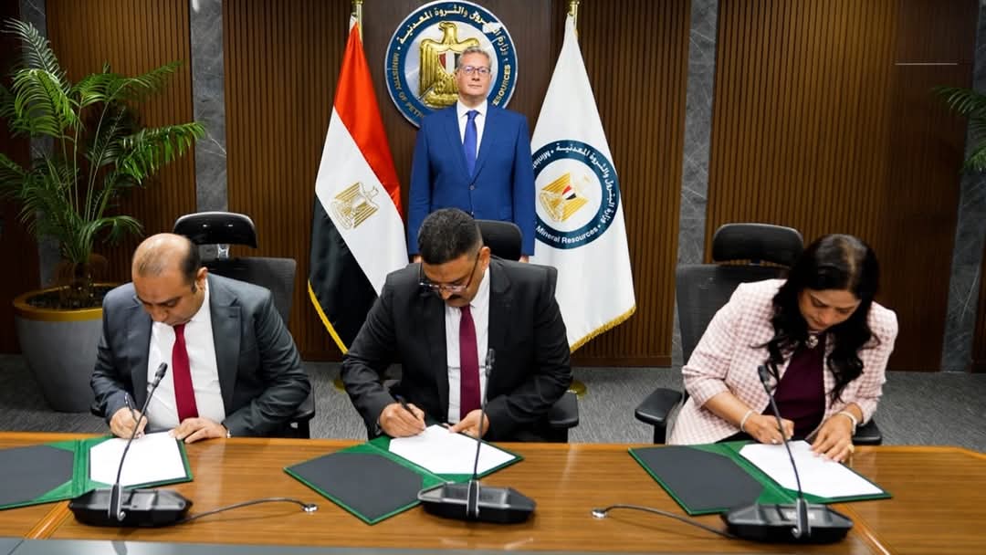 وزير البترول يشهد توقيع نموذج اتفاقية مع شركة "أنجلو جولد اشانتى"