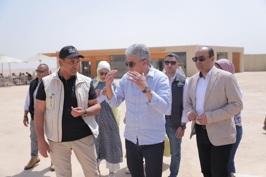 وزير السياحة والآثار يتفقد تدفق حركة الزيارة بالأهرامات