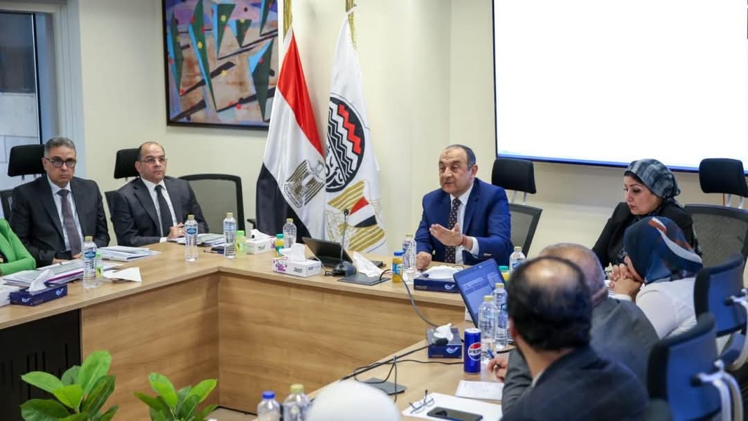 وزير قطاع الأعمال يتابع مستجدات العمل فى مشروعات شركات "القابضة للتشييد"