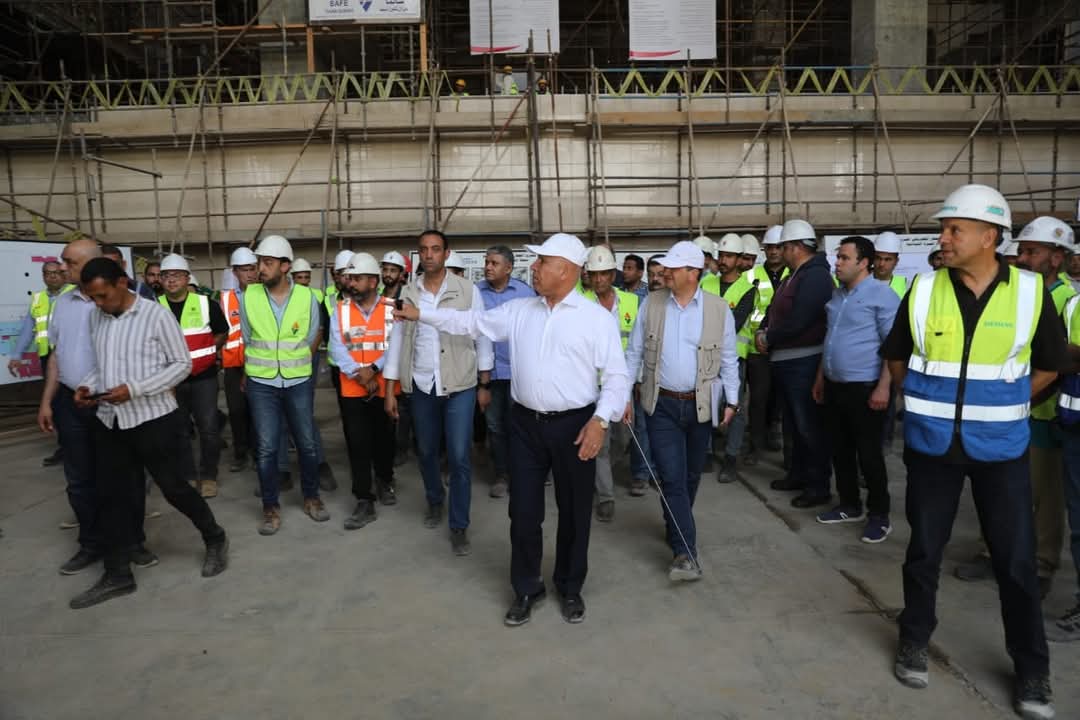 وزير الصناعة والنقل يتفقد مشروع الخط الأول من شبكة القطار الكهربائى السريع