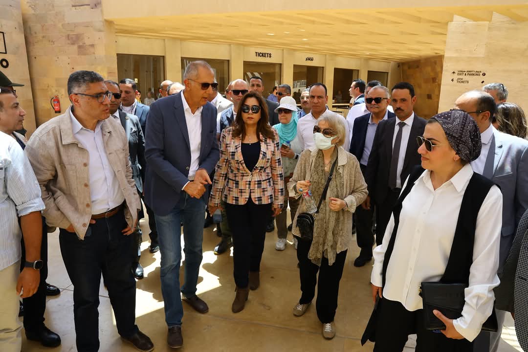 وزيرة التنمية المحلية تتابع التشغيل التجريبى لتطوير المنطقة الأثرية لأهرامات الجيزة