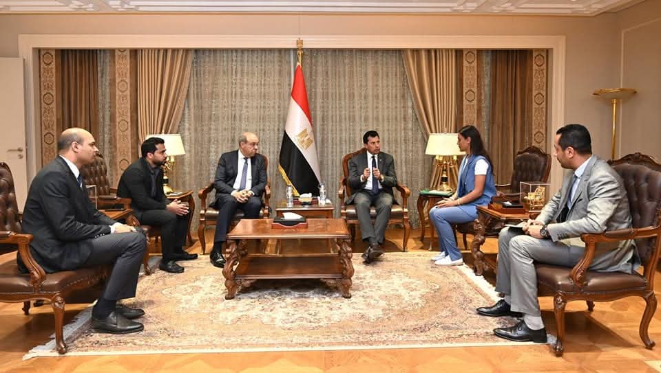 وزيرا الشباب والرياضة والطيران يبحثان سبل دعم أبطال الإسكواش المصرى 
