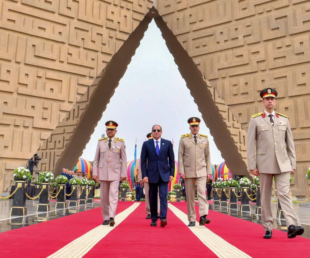 الرئيس يضع إكليل من الزهور على النصب التذكارى لشهداء القوات المسلحة