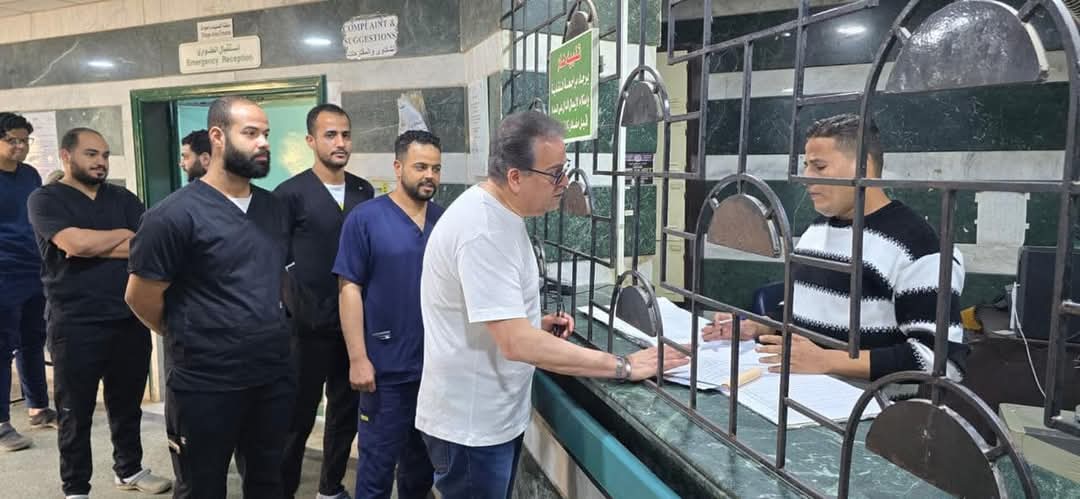 وزير الصحة يتفقد مستشفى البنك الأهلى..ويوجه بصرف مكافأة للعاملين والإداريين