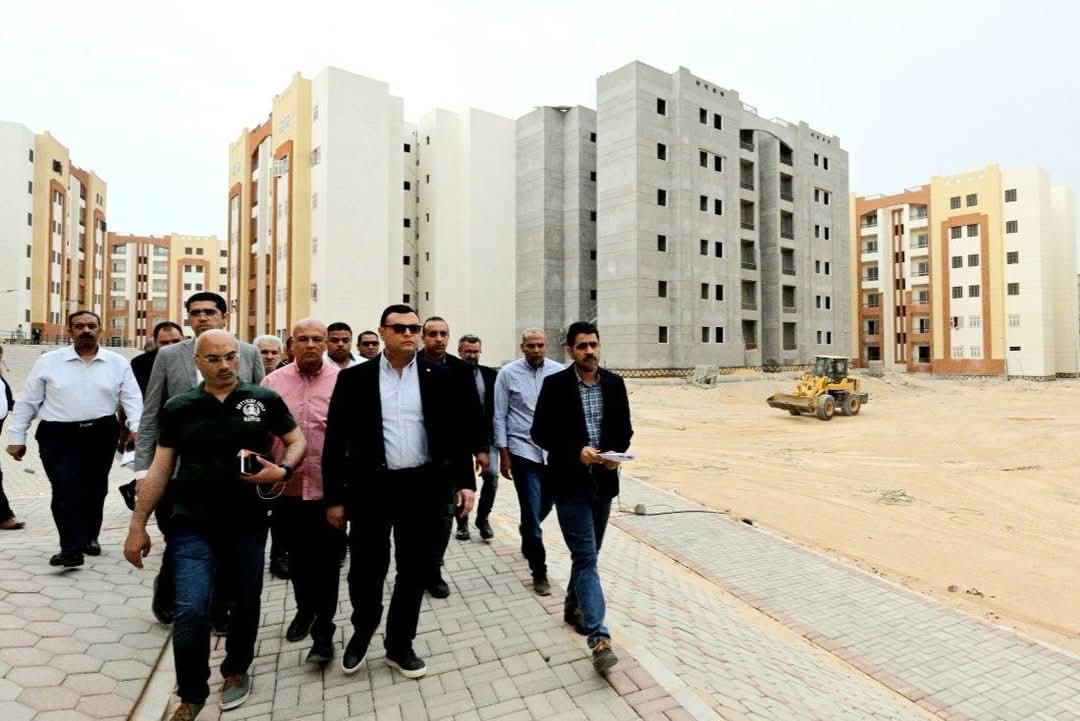 وزير الإسكان تفقد  المشروعات السكنية بالعبور الجديدة 