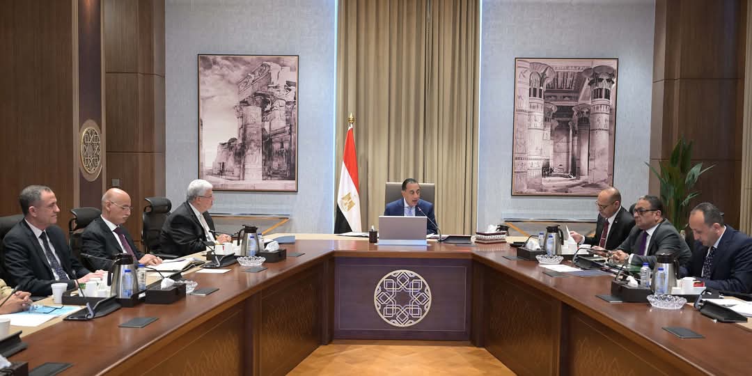 رئيس الوزراء يبحث تطوير الجامعة العمالية