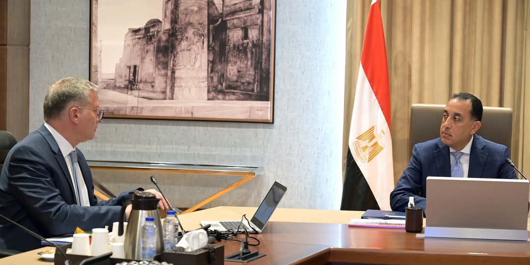 رئيس الوزراء يتابع مع وزير البترول ملفات العمل