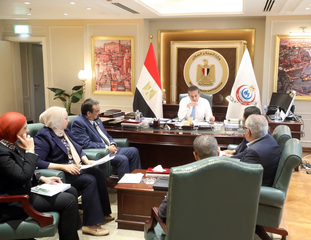 "عبدالغفار" بحث تحقيق الاكتفاء الذاتى وتعزيز الأمن الدوائى