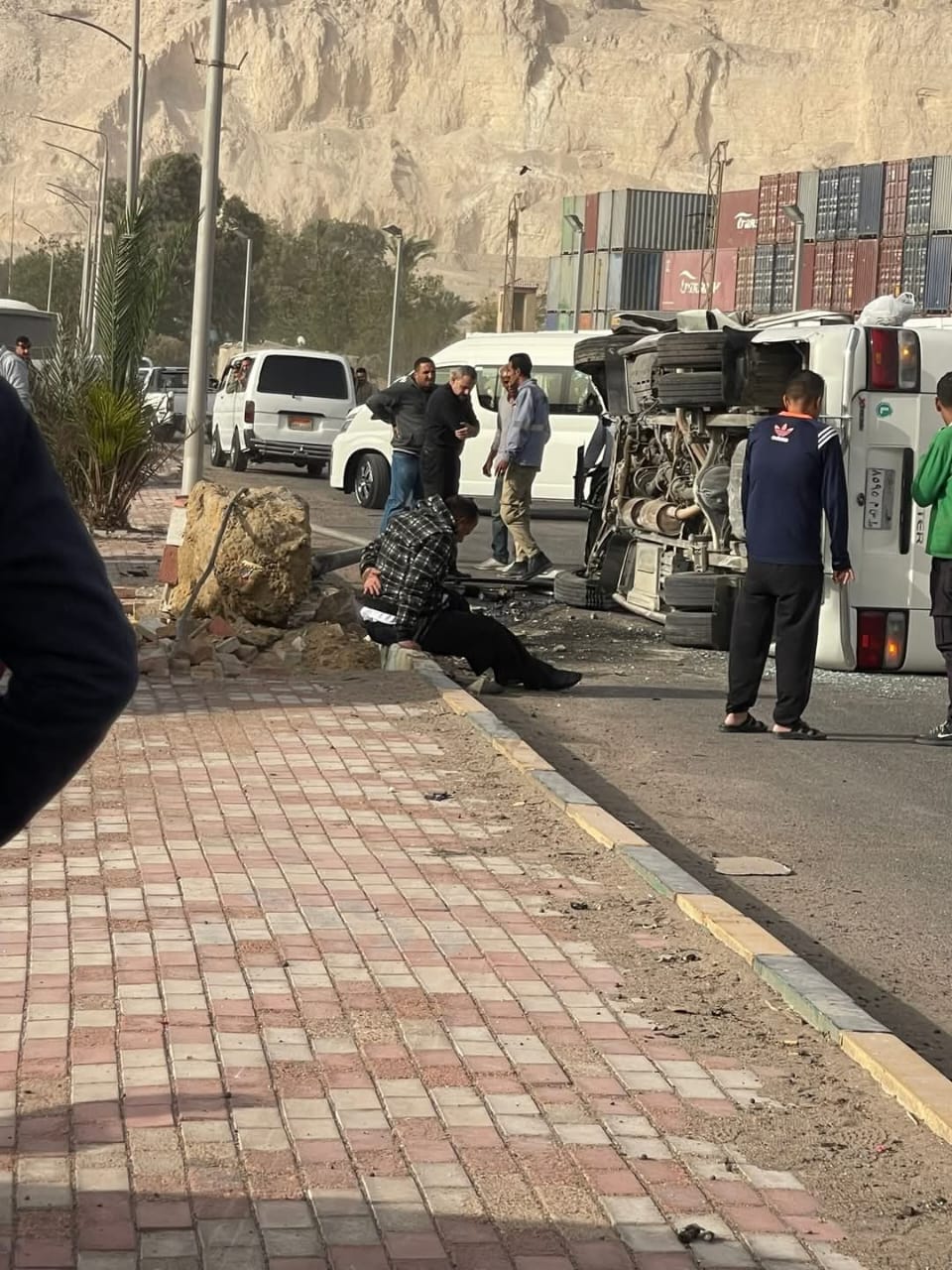 حادث مروع على طريق الأدبية - السخنة يسفر عن إصابة 16 شخصًا