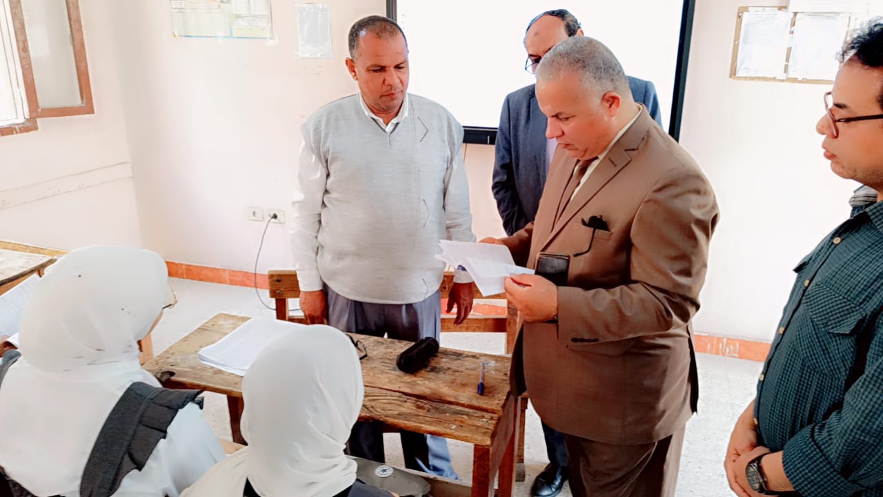 إحالة مدير ووكيل مدرسة  للتحقيق بسبب مخالفات في العملية التعليمية بالفيوم