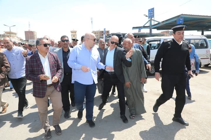 محافظ بني سويف يتابع انتظام العمل بمواقف السيارات بعد زيادة أسعار الوقود
