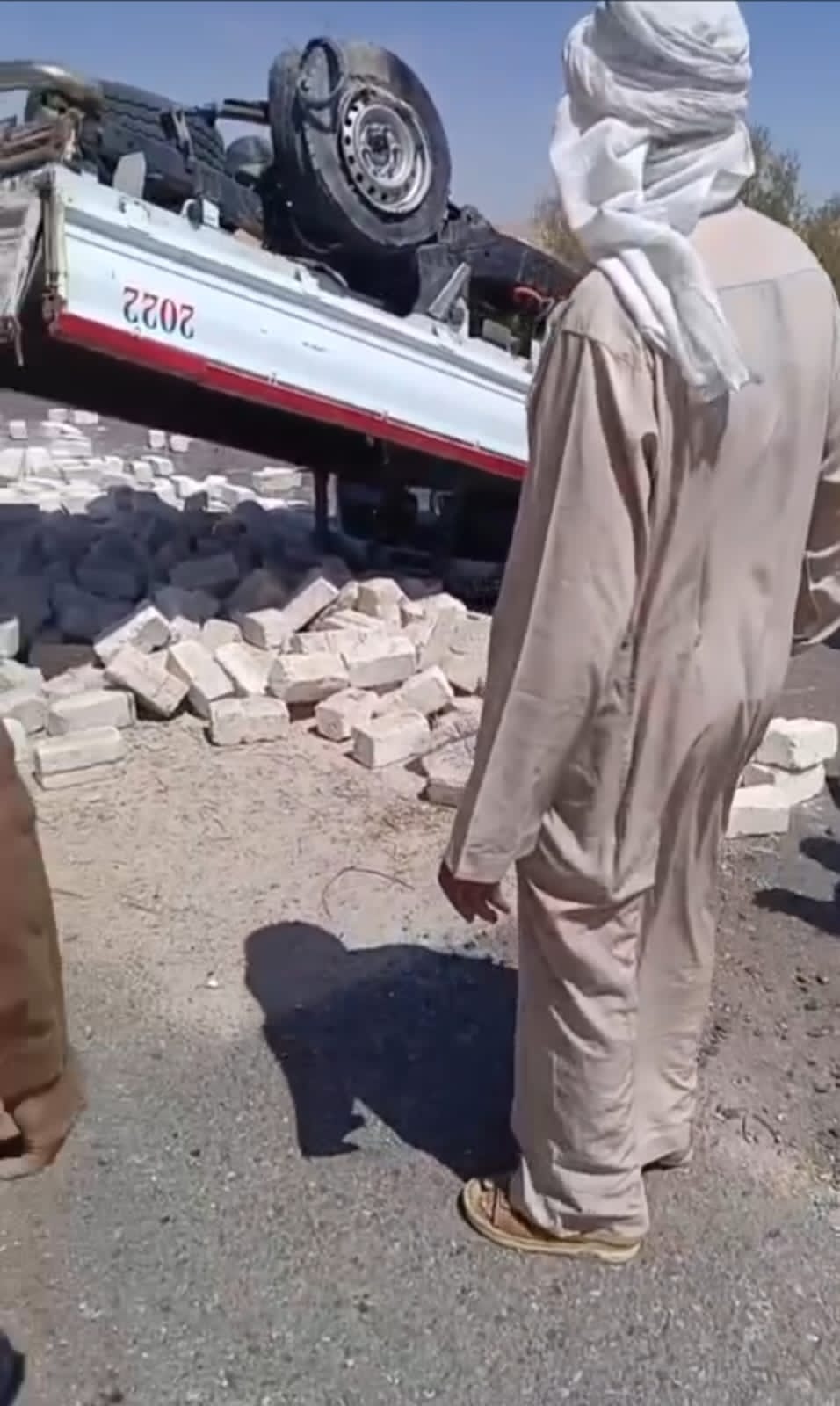 انقلاب سيارة نقل محملة بالبلوك الأبيض في الفيوم دون إصابات