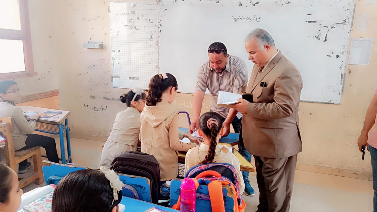 استبعاد مدير مدرسة بالفيوم خلال جولة تفقدية لوكيل وزارة التعليم