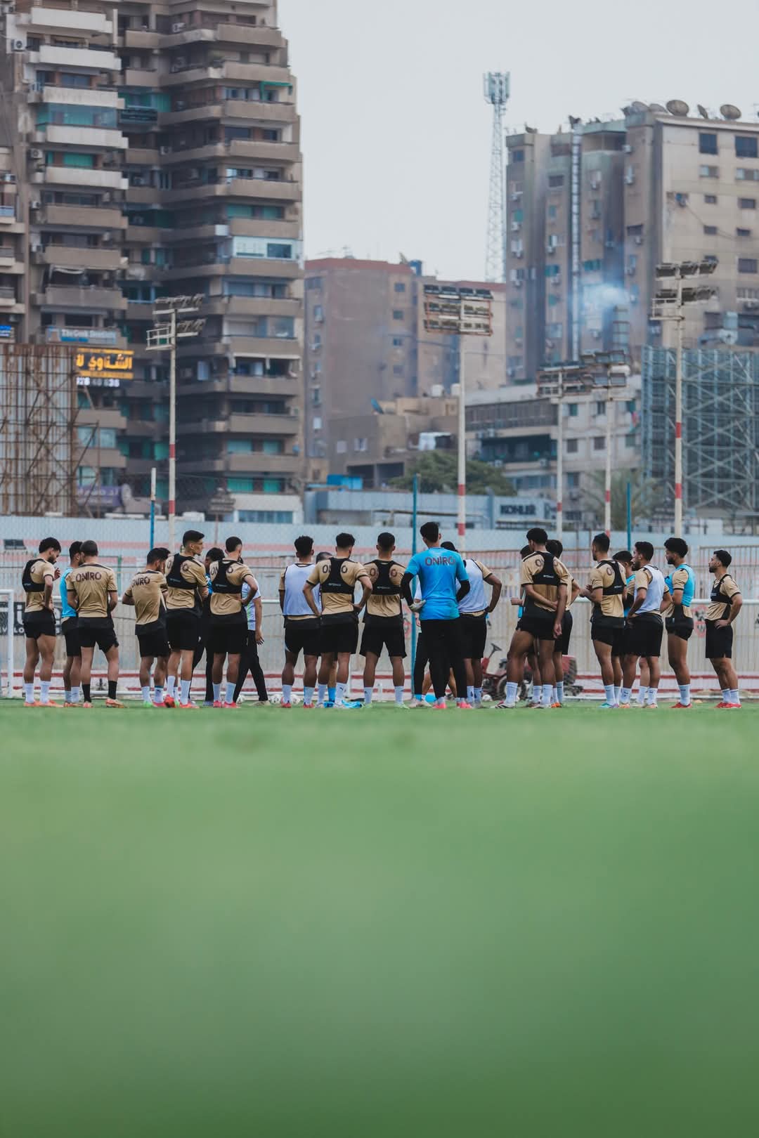 حافلات الزمالك تنقل الحماس إلى برج العرب قبل مواجهة المصري