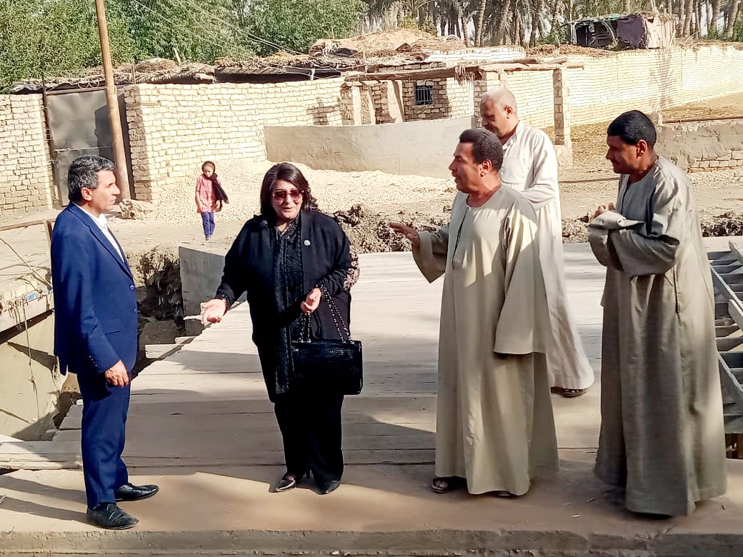 بعد مطالبة الأهالى .. نائبة ببنى سويف تتفقد أعمال انشاء كوبري سوق المواشي بمركز ناصر