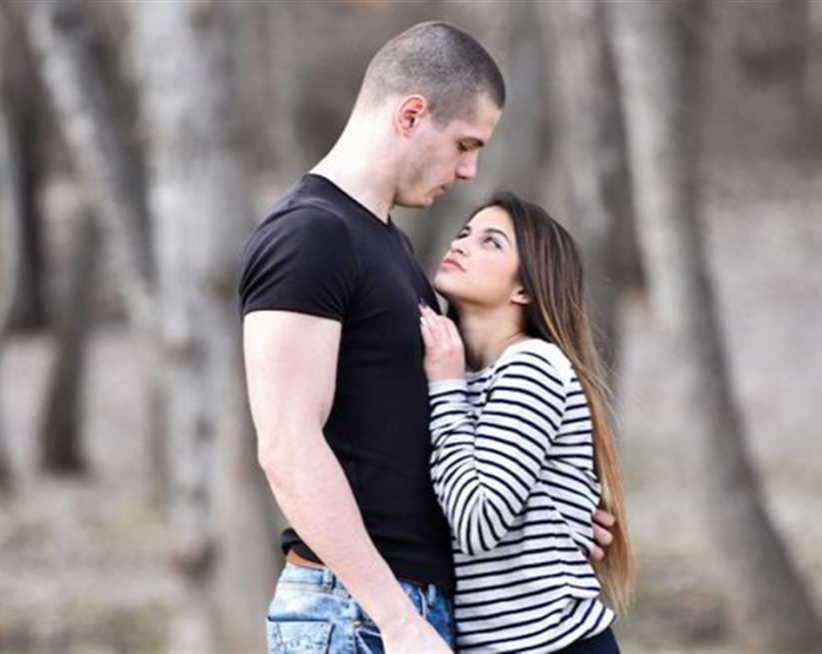 الرجل ينجذب إلى المرأة القصيرة أكثر من الطويلة .. لماذا