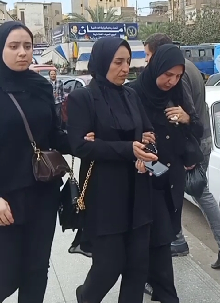 جنازة سيدة وابنتها ماتا غرقا بعد سقوط السيارة بمصرف فى البحيرة
