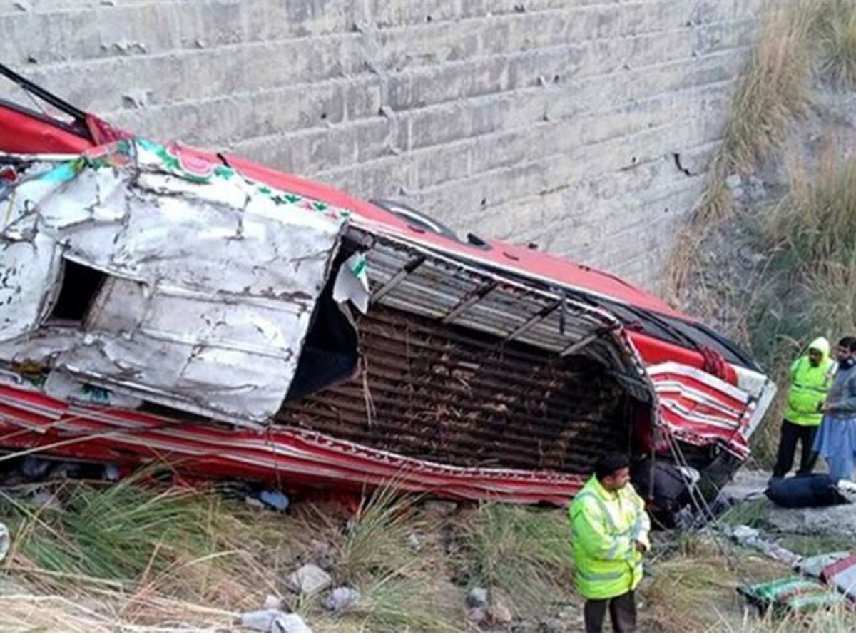 مصرع 13 شخصا وإصابة العشرات ..مصرع 13 شخصا وإصابة العشرات في حادث سقوط شاحنة جنوبي باكستان في حادث سقوط شاحنة جنوبي باكستان