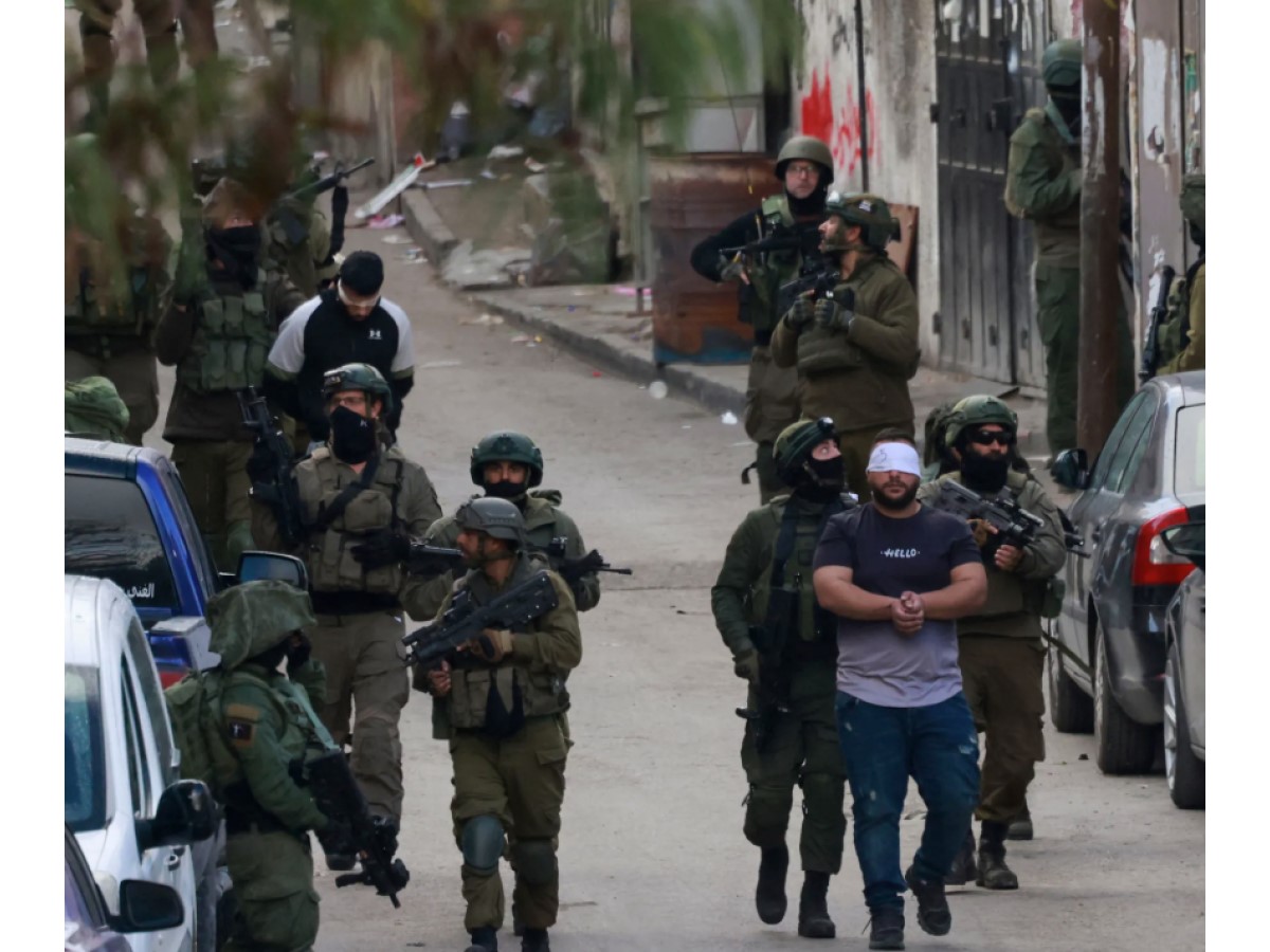 قوات الاحتلال تعتقل فلسطينيين بالضفة الغربية .. بينهم صحفي وأسير محرر