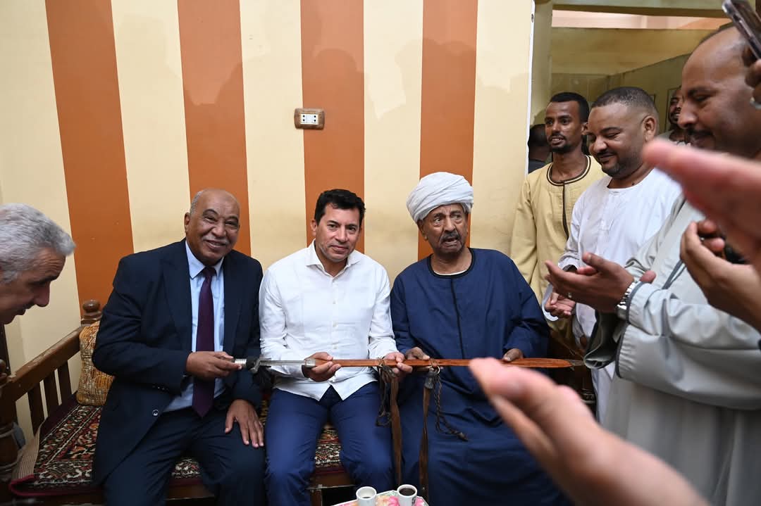 وزير الشباب يلتقى مشايخ العبابدة بمدينة دراو بأسوان