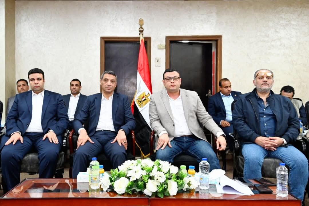 وزير الإسكان يتابع تنفيذ المشروعات بالسويس الجديدة