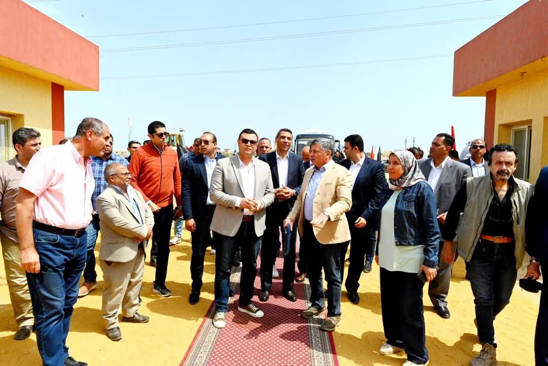 وزير الإسكان ومحافظ السويس يتفقدان مشروع رافع مياه السخنة