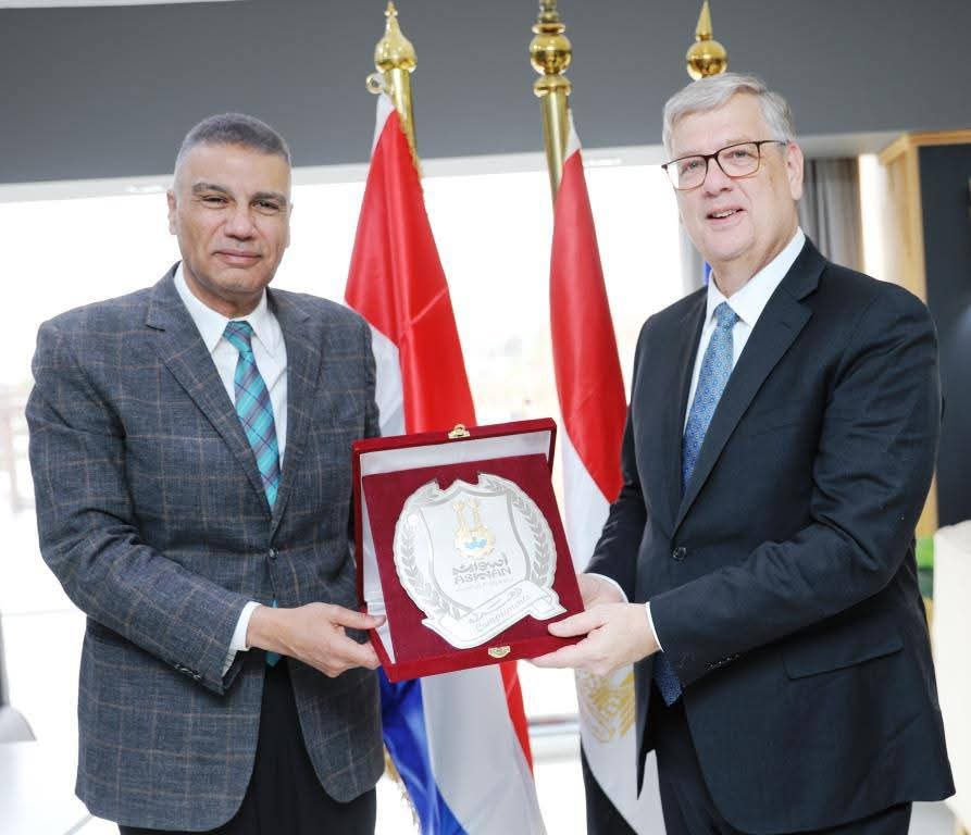 محافظ أسوان يستعرض مع سفير هولندا الفرص الاستثمارية 