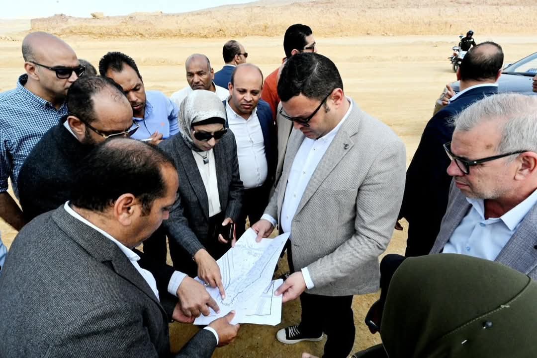 وزير الإسكان يتفقد مشروعى "الإسكان الحر"و"ديارنا"بالسويس الجديدة
