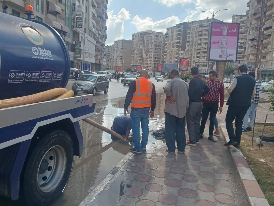 رفع مياه الأمطار من شوارع الدقهلية.. والمحافظ يتابع