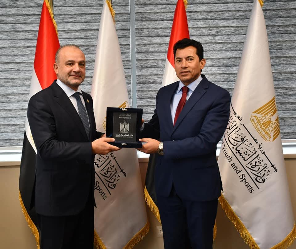 وزير الشباب والرياضة يكرم رئيس الإتحاد الدولى للسلاح