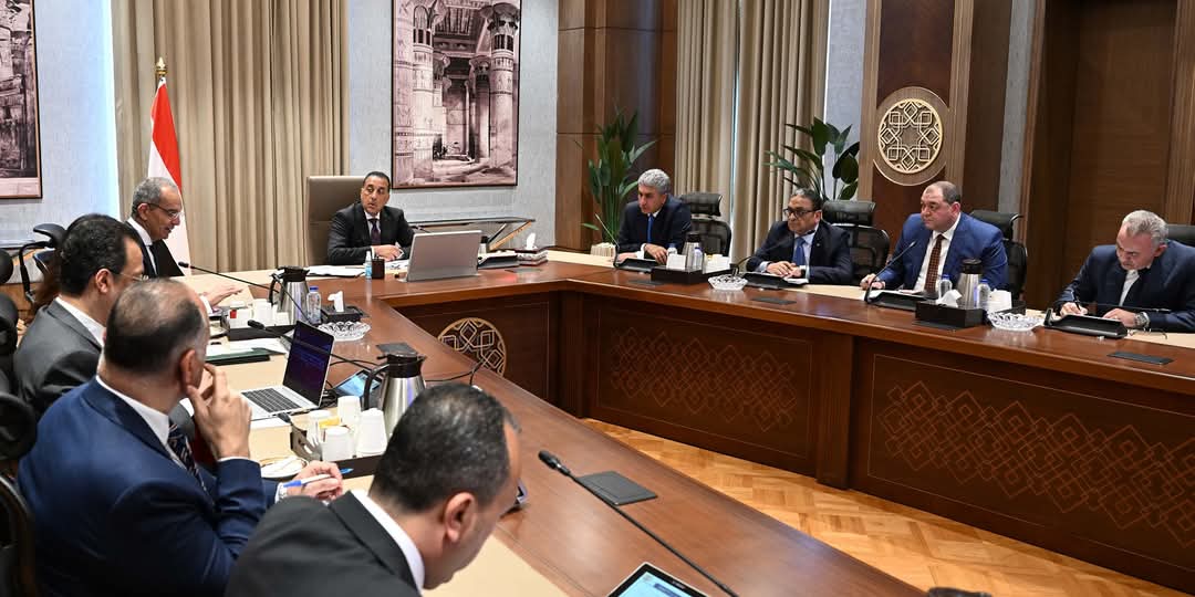 رئيس الوزراء: تطوير المنظومة الإلكترونية لتسهيل إجراءات وصول السائحين إلى المطارات المصرية