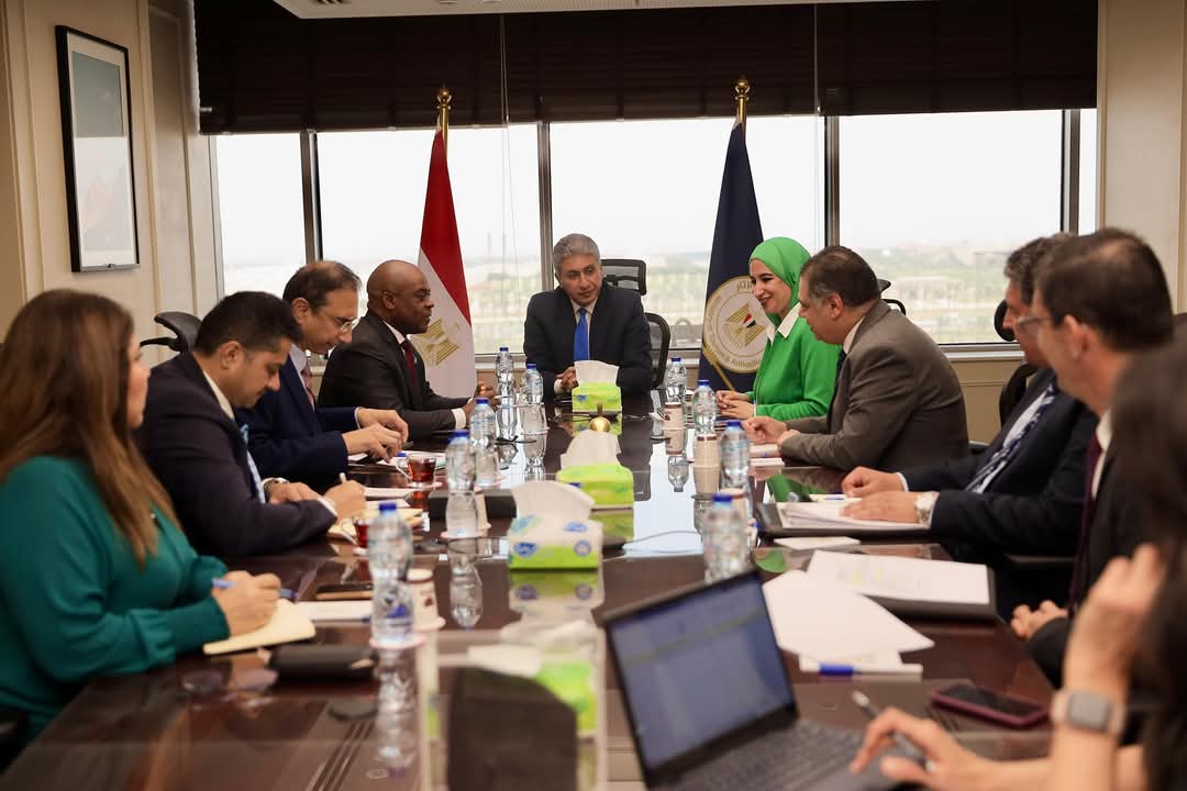 وزير السياحة يلتقى سكرتير عام منظمة الدول الثمانى النامية للتعاون الاقتصادى
