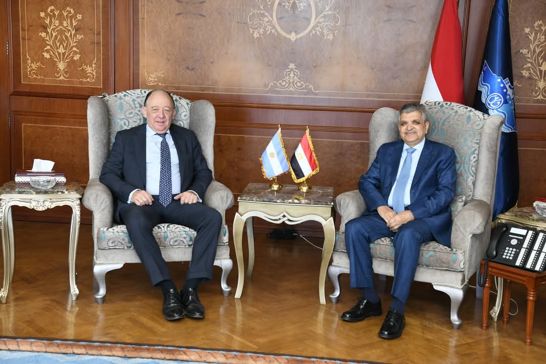 الفريق أسامة ربيع يبحث مع السفير الأرجنتين التعاون فى مجالات التكريك والنظم الملاحية المتطورة 