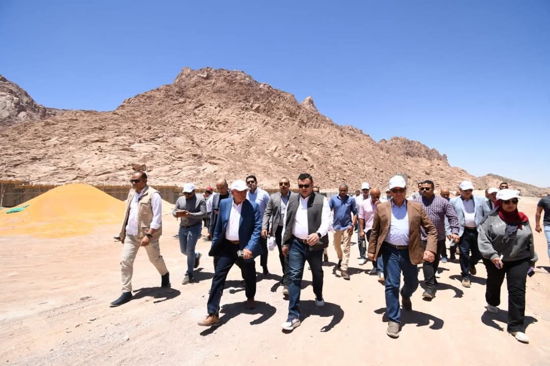 وزير الإسكان يتفقد العمل بمنطقة الزيتونة