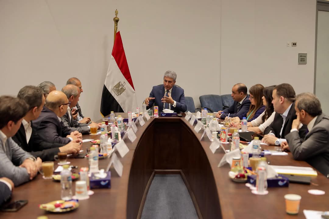 وزير الآثار يتابع تطوير منظومة التشغيل التجريبى للخدمات السياحية بمنطقة أهرامات الجيزة