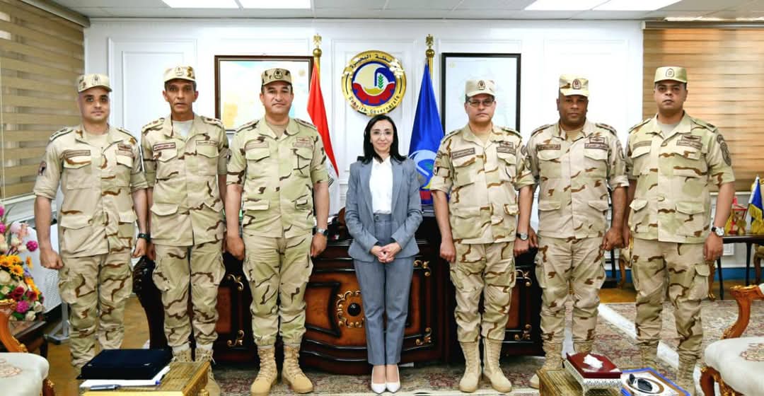 محافظ البحيرة تكرم المستشار العسكرى وأعضاء مكتبه