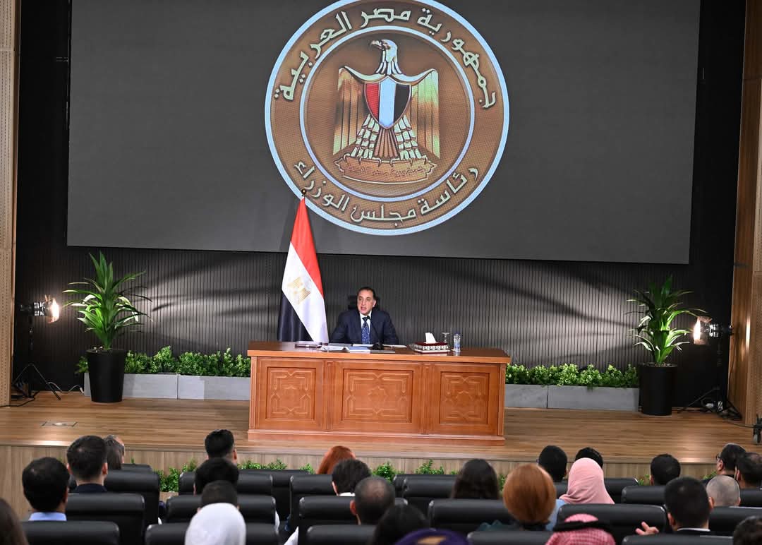 رئيس الوزراء يستقبل 150 شابًا وفتاة من 80 دولة