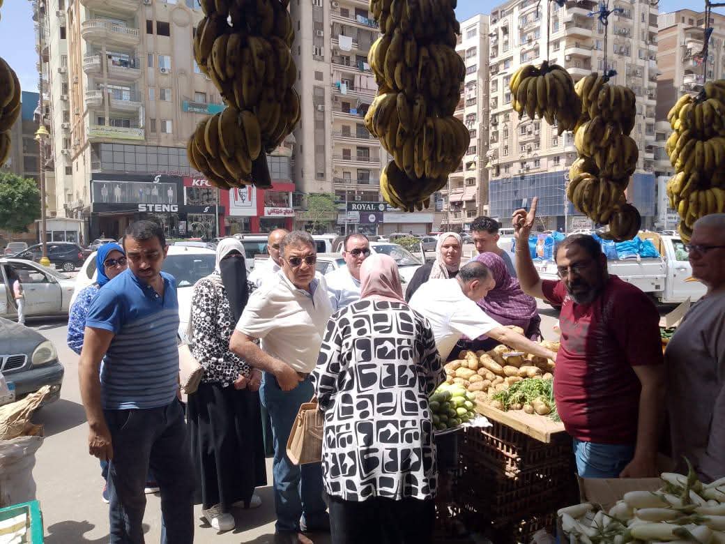 محافظ الدقهلية..يتفقد سوق اليوم الواحد وعدد من منافذ البيع