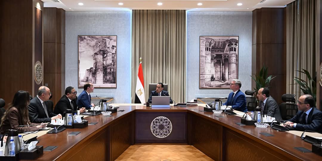 رئيس الوزراء يُتابع جهود الحكومة لتحويل السيارات للعمل بالغاز الطبيعى