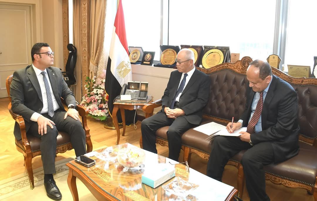 وزير الإسكان يبحث مع السفير اليابانى تعزيز التعاون المشترك بين البلدين