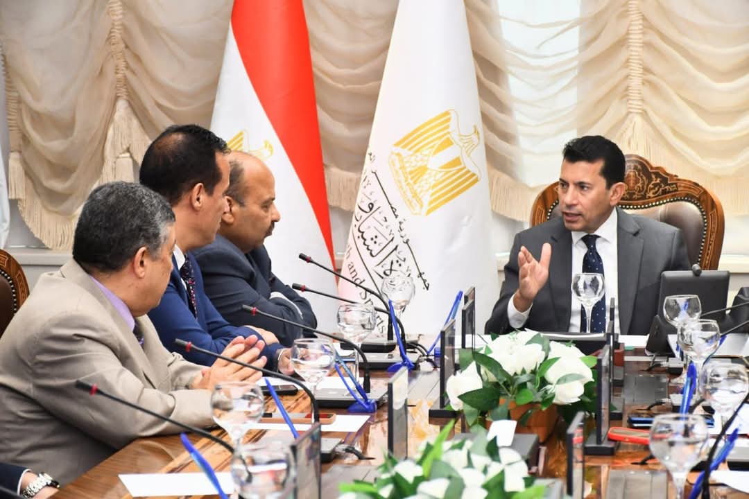 وزير الشباب والرياضة يلتقى مسؤولى مشروع القوافل التعليمية