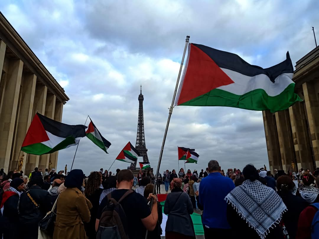 من أمام برج "إيفل" بباريس .. وقفة تضامنية تكريما لشهداء فلسطين