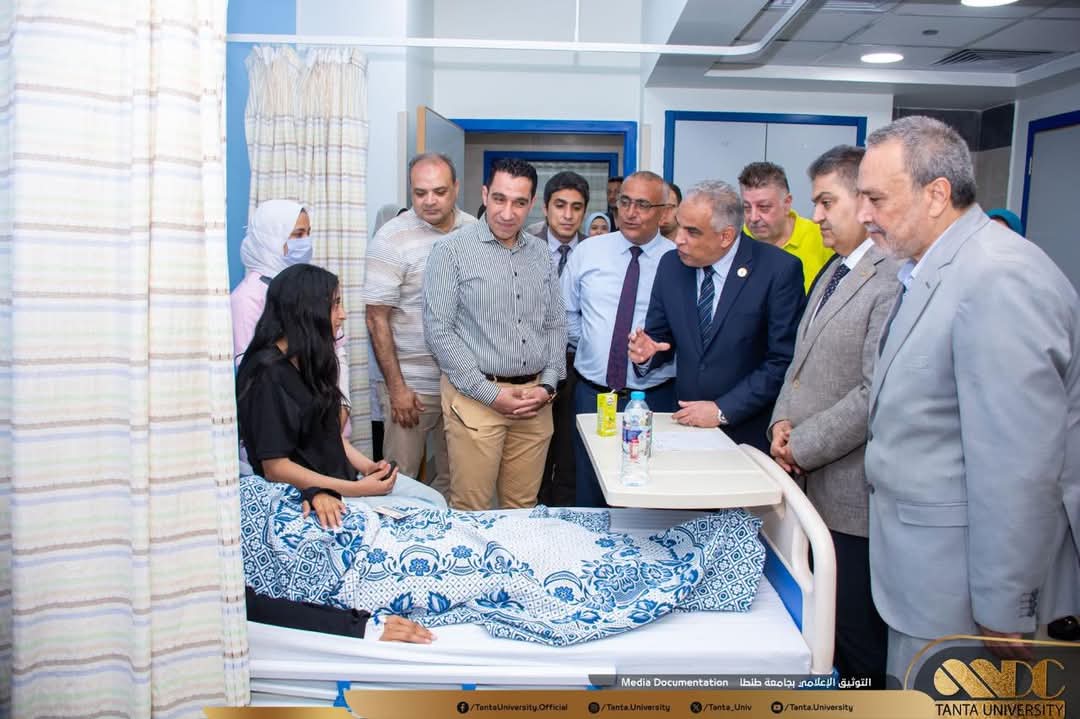 رئيس جامعة طنطا يزور طالبات كلية علوم الرياضة للاطمئنان على حالتهم الصحية
