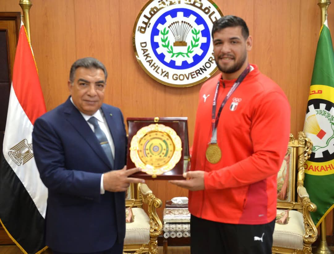 محافظ الدقهلية يكرم البطل العالمى عبد اللطيف منيع الفائز بذهبية إفريقيا للمصارعة الرومانية