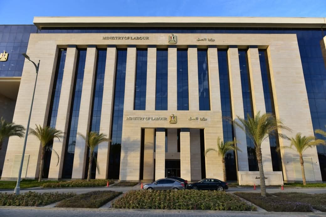 وزارة العمل تجدد تحذيرها للمواطنين :لا وسطاء فى فرص العمل بالداخل أو الخارج 
