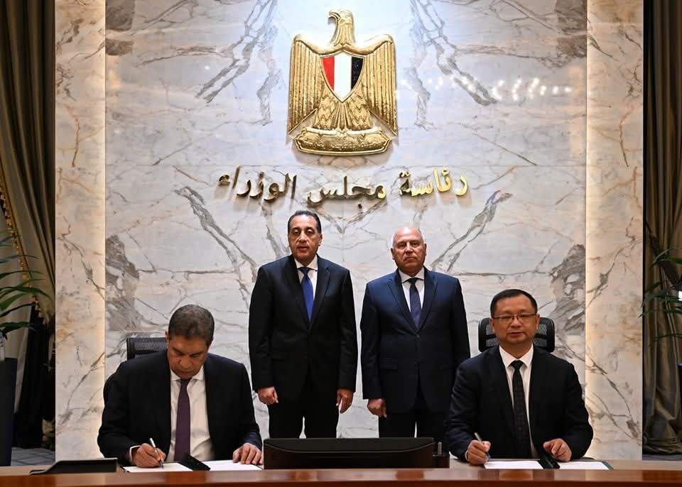 مدبولى يشهد توقيع اتفاقية لتجميع سيارة طراز "جيتور T1 وT2" محليًا